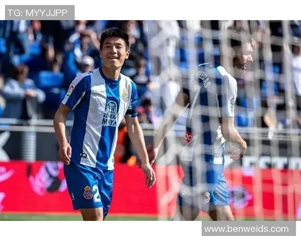 笑脸足球明星的真实身份揭秘及其精彩瞬间图片展示