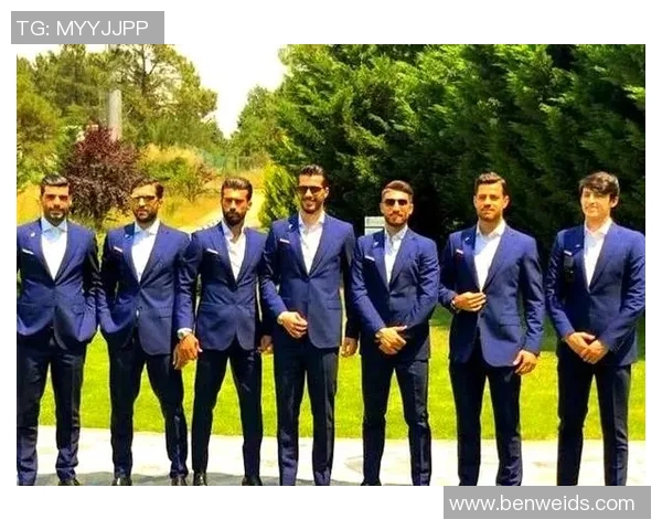 德国足球巨星优雅穿西装展现魅力风范引领时尚潮流